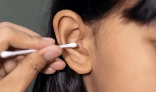Cotton Swabs : చెవుల‌ను శుభ్రం చేసుకుంటున్నారా ? అయితే జాగ్ర‌త్త‌..!