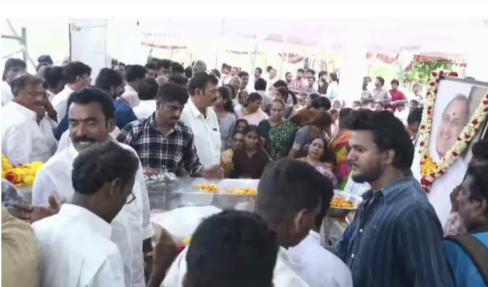 Mudragada Padmanabham Funeral:ముద్రగడ పద్మనాభం అంత్యక్రియల్లో వివాదం! కుమార్తె రాకను అడ్డుకున్న కుటుంబం! కిర్లంపూడిలో ఉద్రిక్తత!