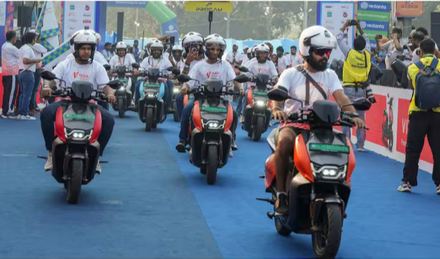 Top Electric Scooters Above 120 Range: 120 కిలోమీటర్ల కంటే ఎక్కువ రేంజ్ కలిగిన టూవీలర్ ఈవీల జాబితా ఇదే! ధరలు, ఫీచర్స్ తెలుసుకోండి!