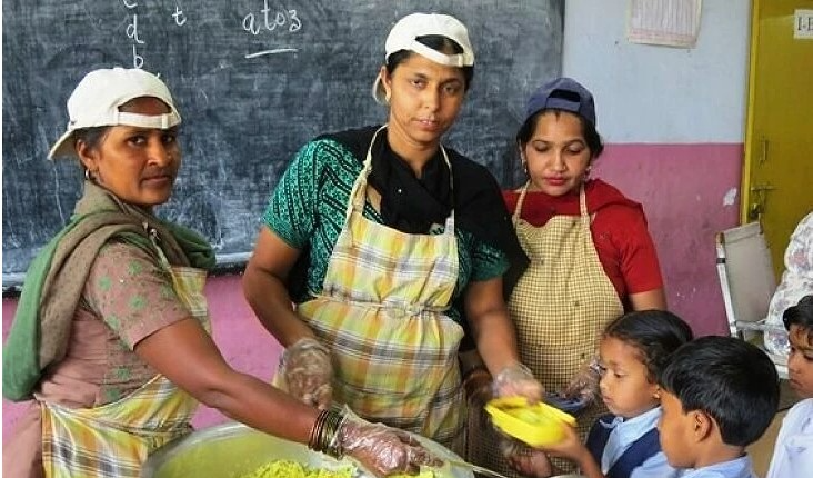 అధికారులు బడి భోజనం చేయాల్సిందే..