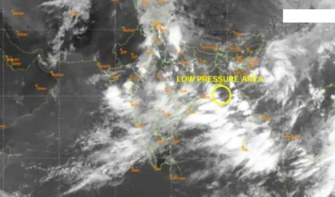 Rains in Andhra Pradesh and Telangana: బంగాళాఖాతంలో అల్పపీడనం.. ఏపీ, తెలంగాణలో ఈ జిల్లాల్లో భారీ వర్షాలు, పిడుగుల వార్నింగ్