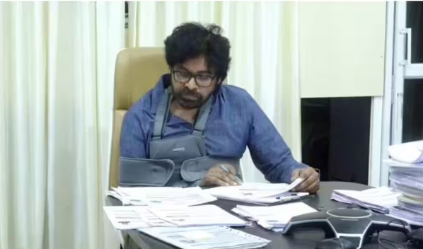 Parvathipuram Manyam Latest News:మన్యం ప్రాంతంలో సిమెంట్‌ రోడ్లకు పగుళ్లు! కాంట్రాక్టర్ బిల్లులు నిలిపేయాలని పవన్ ఆదేశాలు!