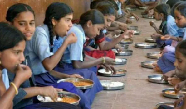 Students Complain of Poor Food: నాణ్యత లేని భోజనం.. సిబ్బంది దురుసు ప్రవర్తన