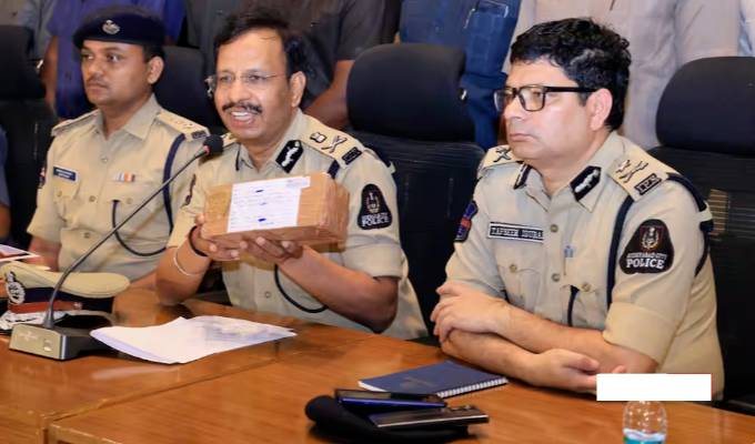 Drugs Smuggling via Speed Post: వీడు మామూలోడు కాదు - తపాలా శాఖ ద్వారానే గంజాయి డెలివరీ !