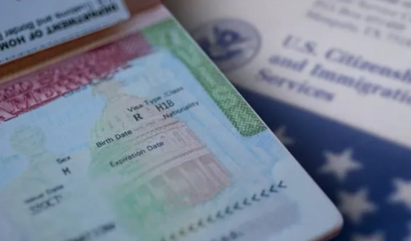 US Visa Interviews Rescheduled: భారత్‌కు వెళ్లొద్దు.. హెచ్-1బీ వీసాదారులకు ఇమిగ్రేషన్ లాయర్‌ల సూచన