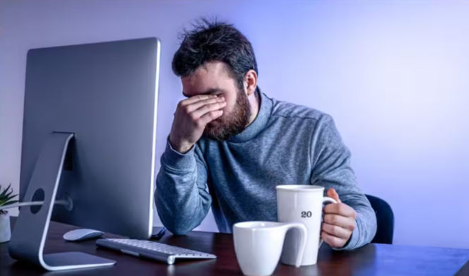 Desk Job Health Risks : డెస్క్ జాబ్ చేస్తూ గంటల తరబడి కూర్చుంటున్నారా? అయితే ఈ ఆరోగ్య సమస్యలపై జాగ్రత్త