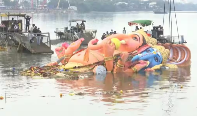 Khairatabad Ganesh Immersion: గంగమ్మ ఒడికి చేరిన ఖైరతాబాద్‌ మహాగణపతి.. బైబై గణేశా అంటూ వీడ్కోలు పలికిన భక్తులు