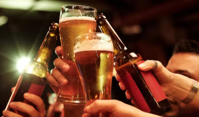 Storing Beer in the Fridge : బీరును ఫ్రిడ్జ్​లో పెడుతున్నారా? అయితే ఈ విషయాలు కూడా దృష్టిలో పెట్టుకోండి