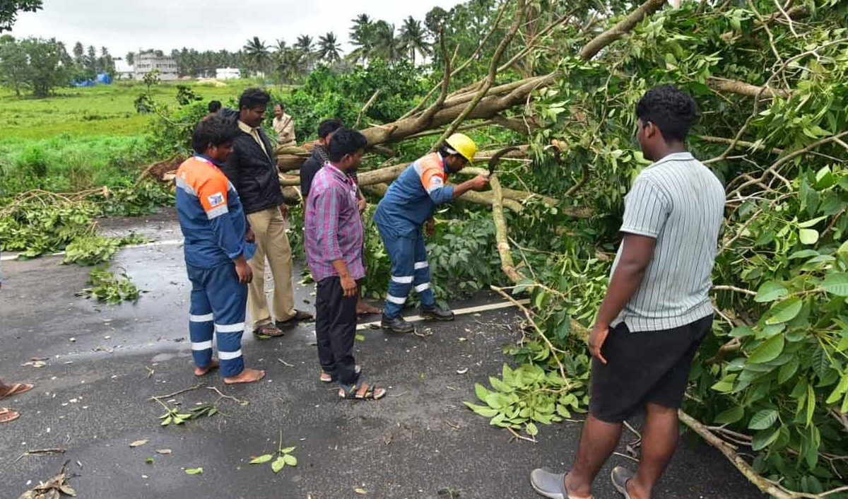 పోలవరం జిల్లాలో గంటకు 78 కిలోమీటర్ల వేగంతో గాలులు