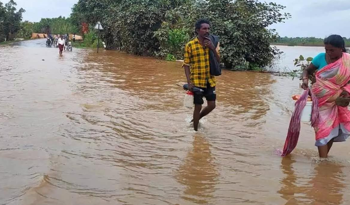 తెలంగాణలో మూడు జిల్లాలకు భారీ వర్ష హెచ్చరిక