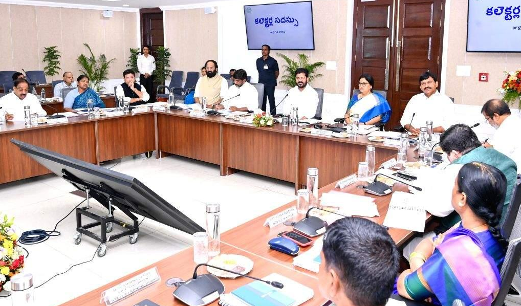 తెలంగాణలో 12 మంది ఐఏఎస్‌ అధికారుల బదిలీలు