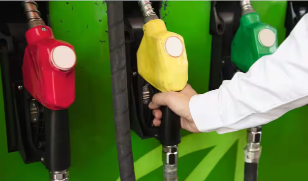 Petrol-Diesel Buying New Rule:చమురు సంక్షోభం నివారణకు చర్యలు! 5 వేల రూపాయలకు మించి పెట్రోల్ కొనలేరు! డీజిల్ కోటా 200 లీటర్లే!