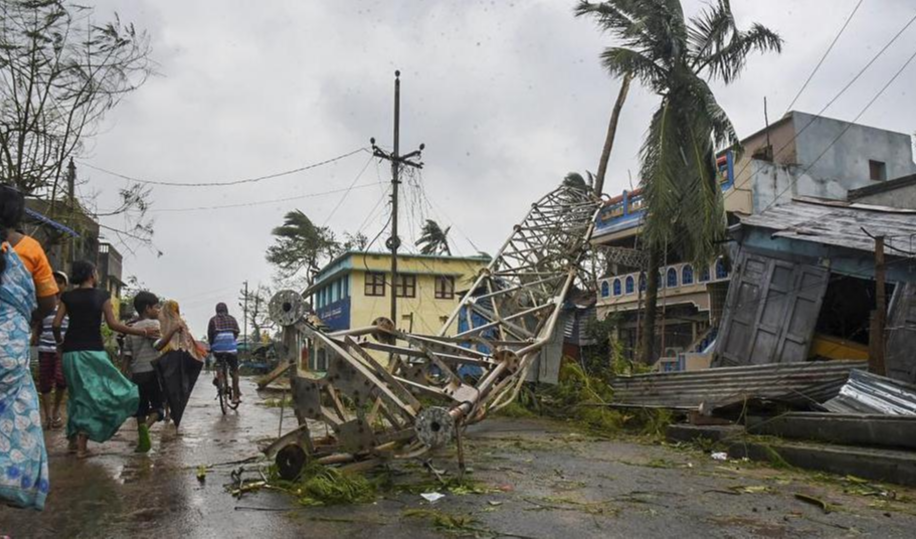 తుఫాన్‌ ప్రభావంతో మొబైల్‌ నెట్‌వర్క్‌, ఇంటర్నెట్‌ సేవలకు అంతరాయం